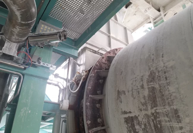 Cámara termográfica apuntando a un horno rotativo para monitorización térmica y control de temperatura