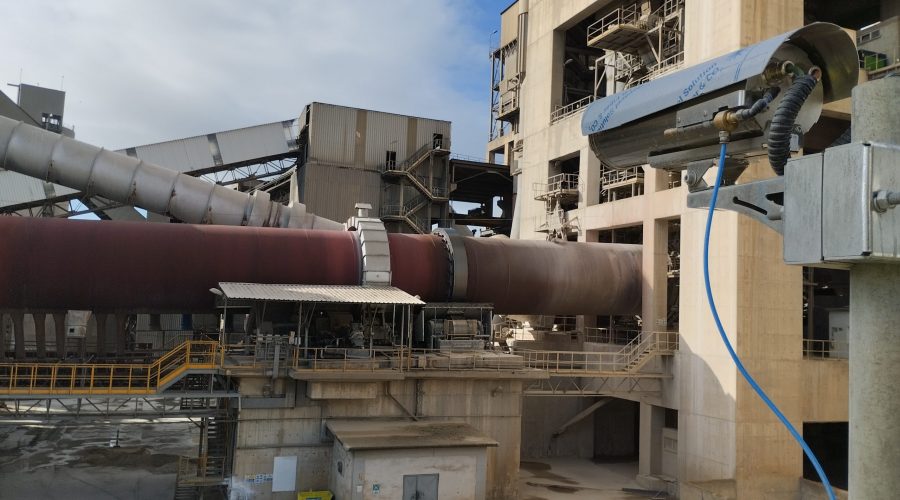 Horno rotativo industrial con sistema de monitorización térmica RKS300 instalado en planta cementera