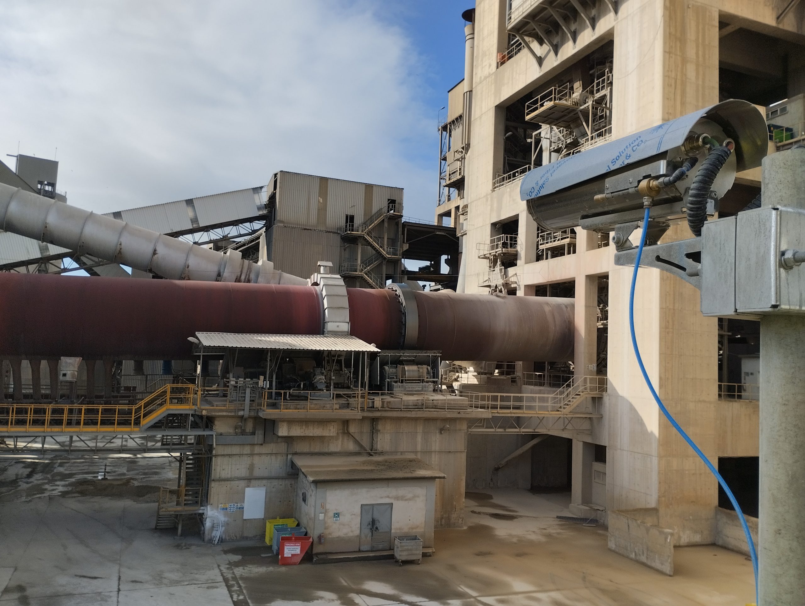 Horno rotativo industrial con sistema de monitorización térmica RKS300 instalado en planta cementera