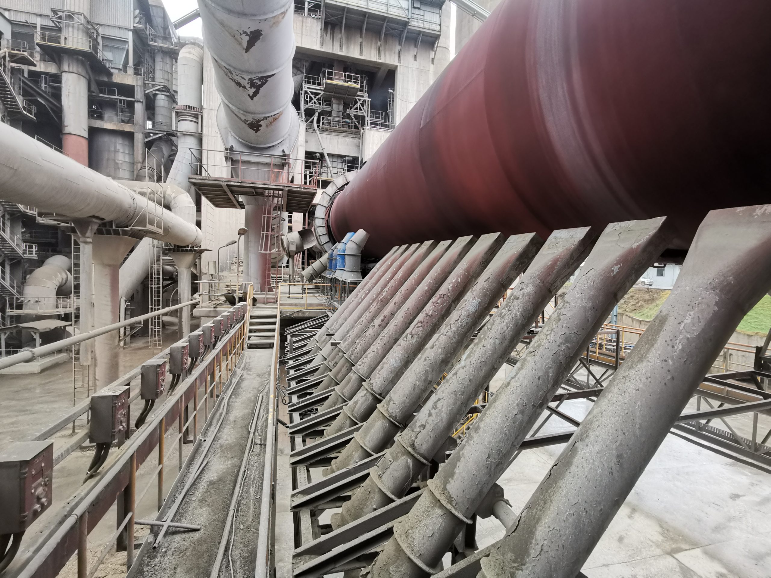 Ventiladores industriales enfriando la virola de un horno rotativo en planta industrial para control del estrés térmico
